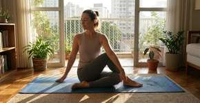 Alongar o corpo em casa em vez de fazer musculação ajuda muito, mas só vale a pena se cada posição for sustentada por no mínimo 30 segundos, a respiração for controlada e lenta durante todo o exercício e a sessão acontecer preferencialmente pela manhã em jejum