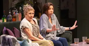 Marisa Orth e Tania Bondezan apresentam comédia no Teatro Municipal de Santo André