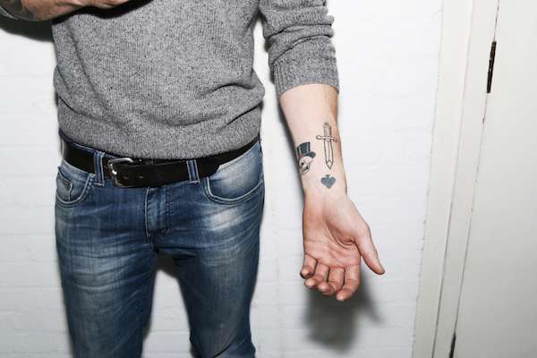 A máquina conta com manual de instruções, luvas de borracha e tinta (Foto: Personal Tattoo Machine)