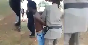 Africano é preso dentro de casa: ‘vai gritar Lula lá na África’