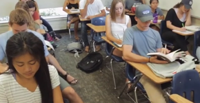 Jovem acha melhor maneira de esconder que está dormindo em sala