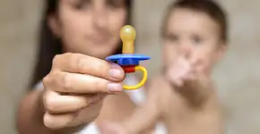 Escola e família devem agir juntas sobre fraldas e chupetas