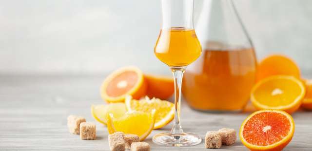 Descubra como fazer licor de laranja em casa com poucos ingredientes