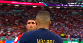 Mbappé e Hakimi, do Marrocos, protagonizam um dos momentos mais lindos da Copa