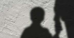 Mãe é presa suspeita de ‘vender’ filha de 4 anos para estupradores