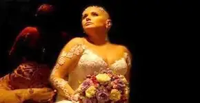 Mulher com câncer “casa” careca para incentivar outras noivas