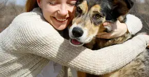 Adotar um cachorro pode ajudar a prevenir a depressão, indica Harvard