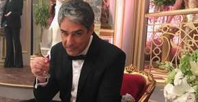 Bonner encarna o rei da selfie e tira foto com todo mundo