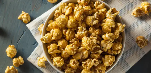 Pipoca doce caramelizada com apenas 4 ingredientes