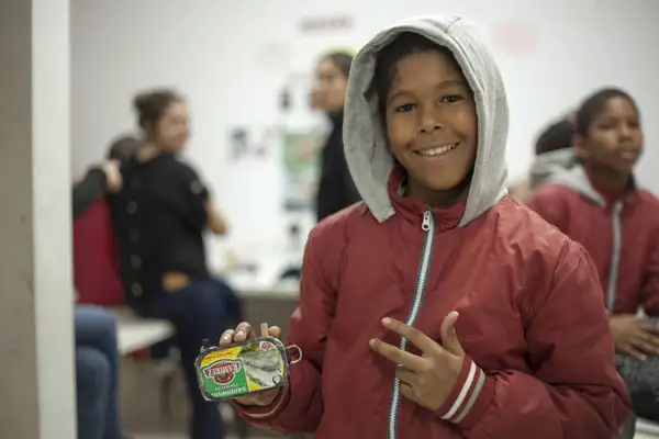   SHARE     0 COMMENTS    1 NOTES  linkonauta reblogged this from projetolatinha projetolatinha posted this LÁ TINHA UM CAMINHO  Camilo Gomes | 10 anos  Cova da Moura | Lisboa | Portugal | Out 2013  pin 0,16mm x f14,5 | KODAK Farbwelt 100ISO