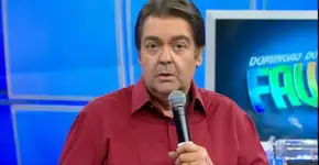 Faustão rasga o verbo sobre música de fim de ano da Globo