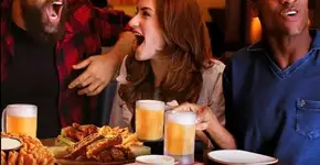 Outback tem happy hour o dia todo e bebidas com 50% de desconto