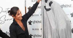 Filho de Julio Iglesias é criticado após revelar namorada como se fosse um carro