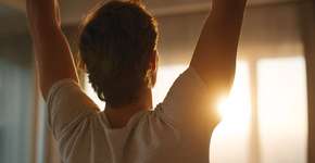 Por que alongar ao acordar transforma sua disposição diária