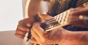 Aprenda a tocar violão de graça em escola de música