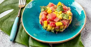 O tartar de atum com manga e pepino que vai deixar seus convidados de queixo caído