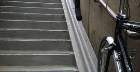 Uma solução simples e barata para ajudar ciclistas a subir escadas