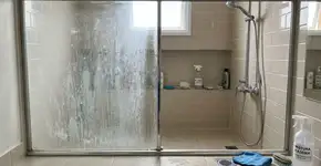 Acabe com o problema das manchas de vidro do banheiro com 3 maneiras simples que levam alguns minutos