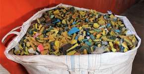 Esponjas de limpeza usadas viram matéria-prima para balde e vaso