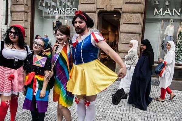 Comunidade LGBT durante a parada gay de Praga