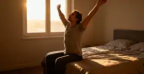 Seu corpo acorda travado e existe um truque simples pra resolver