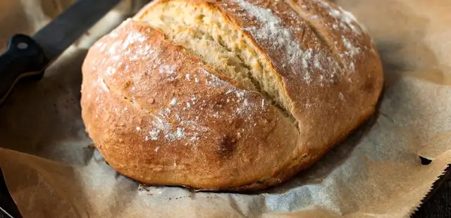 Pão caseiro com 4 ingredientes e que não precisa sovar