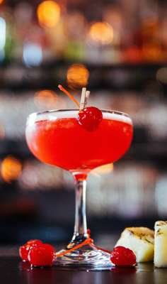 Mary Pinkford - Rum, suco de abacaxi grelhado, 1883 GRENADINE, Maraschino, cereja vermelha (R$ 32,00).