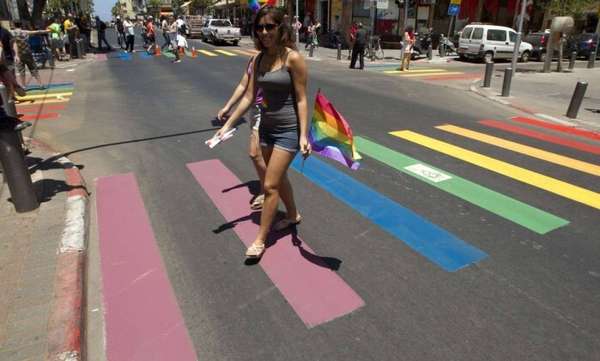 Tel Aviv já aderiu ao ato de pintar as faixas de pedestres da cidade com as cores do arco-íris. Foto: Reprodução