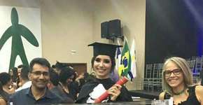 Pais levam faixa inusitada para formatura da filha