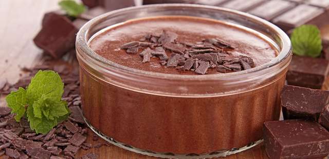 Faça o clássico mousse de chocolate com apenas 5 ingredientes