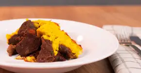 Aprenda a fazer escondidinho de carne com cerveja preta