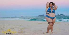 Bailarina de Anitta lacra como modelo de moda praia plus size