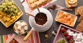Aprenda a fazer fondue de chocolate cremoso para impressionar na cozinha