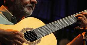 Zé Barbeiro quebra a rotina com choro ao ar livre e gratuito no meio da semana