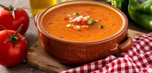 Experimente fazer gazpacho, a sopa fria para tomar no calor