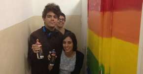 Estudantes cobrem pichações homofóbicas na UFRJ