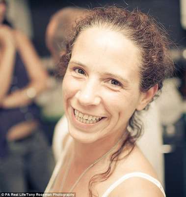 Sam, que acredita que a quimioterapia é tóxica e que afeta as células saudáveis também, começou a fazer pesquisas na internet para procurar tratamentos alternativos (Reprodução/The Daily Mail) 