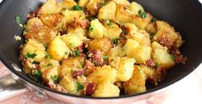 Batata com alho e bacon na frigideira