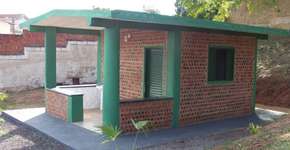 Materiais recicláveis viram casa e até biblioteca