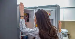 O motivo pelo qual a sua geladeira estala e como evitar o barulho