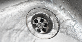 Passo a passo para limpar o ralo da pia da cozinha