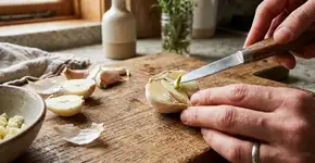 Por que na Itália eles sempre tiram o miolo do alho antes do preparo para evitar azia