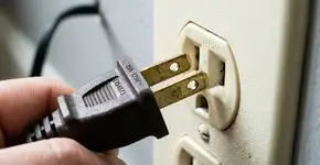 Elas não são decorativas: descubra para que servem os orifícios nas tomadas elétricas e como eles previnem acidentes