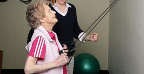 Aos 103, mulher faz bonito na academia e credita longevidade ao uísque