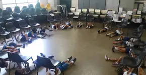 À la Michelangelo: em aula de artes, alunos desenham deitados