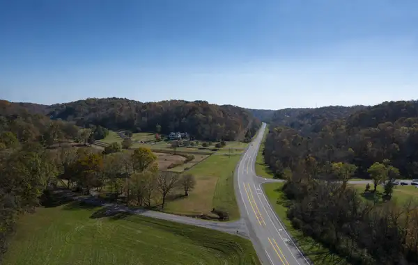 Trecho da Natchez Trace Parkway, nos arredores de Franklin, no Tennessee