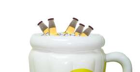 Cooler inflável mantém a bebida gelada e é de fácil transporte