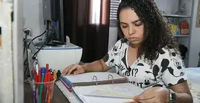 Jovem faz faxina em cursinho e passa em duas faculdades