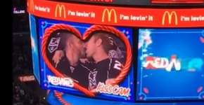 Pela primeira vez, ‘câmera do beijo’ filma beijo gay em jogo de hóquei nos EUA