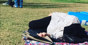 ‘Mulheres que descansam’: mãe vai assistir jogo do filho e dorme